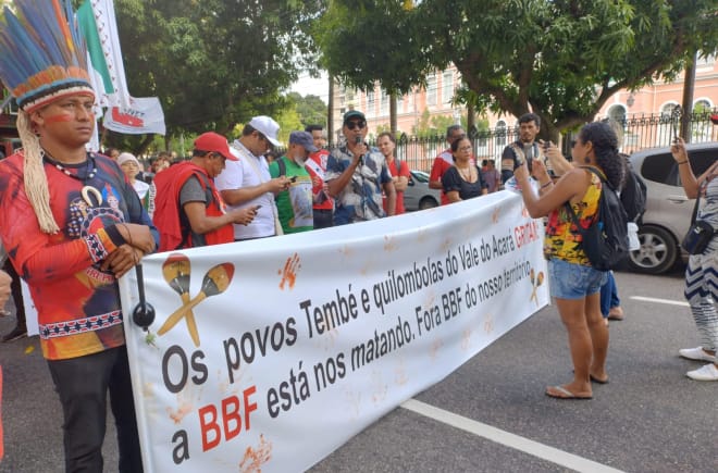 Comunidades indígenas e quilombolas protestam contra a expansão do monocultivo de dendê com a faixa "A BBF está nos matando. Saia do nosso território".