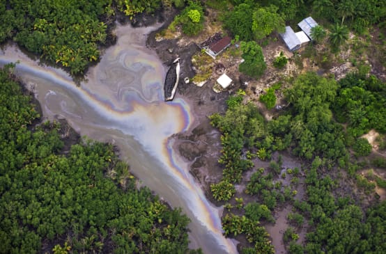Vista aérea de mancha colorida de petróleo na Nigéria