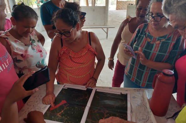 Agente da Comissão Pastoral da Terra (CPT), apresenta um mapa com os limites da terra centenária do povo de Timbiras