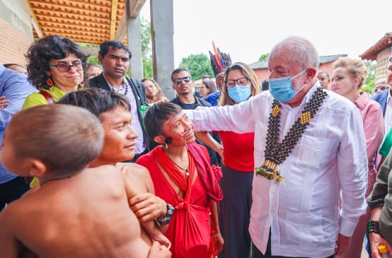 Lula visitando a Casa da Saúde Yanomami