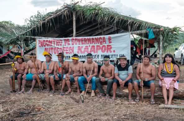 Kaapor fazendo reunião na floresta amazônica