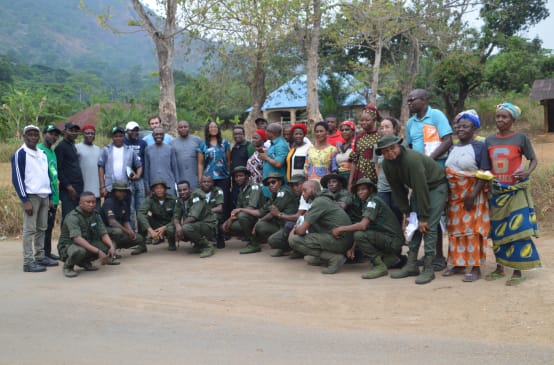 Moradores das aldeias, ambientalistas e ecoguardas discutindo sobre os perigos da área de proteção Afi Mountain, Nigéria