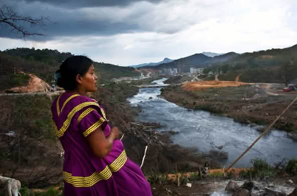 Uma indígena Ngäbe Buglé olhando para o rio Tabasará