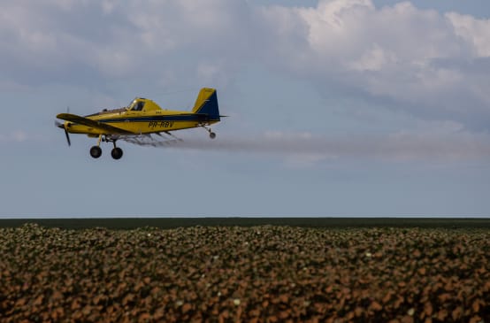 Avión en vuelo fumiga con agrotóxicos en el estado brasileño de Maranhao