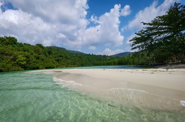 Ondas derramam-se em uma praia na Ilha do Koh Kong (Camboja)