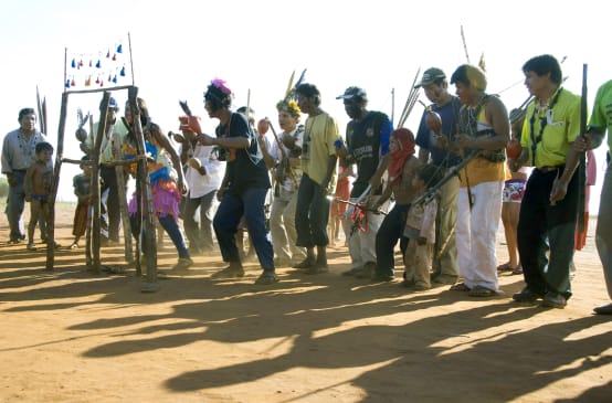 Eine Gruppe von indigenen Männern bei einem Ritual