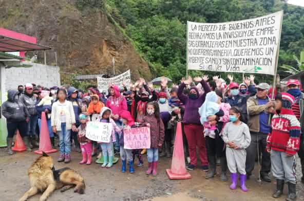 Pessoas protestam contra a mineração com banners e placas