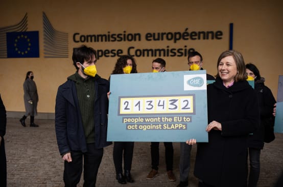 Comissária Europeia Věra Jourová (à direita) recebe a petição