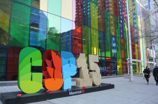 Logotipo da COP-15 na frente do Centro de Convenções em Montreal