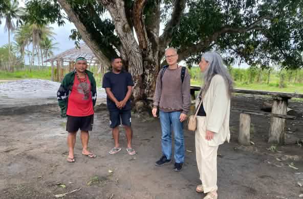 Os colaboradores da RdR Guadalupe Rodríguez e Klaus Schenck com dois líderes dos Pataxó