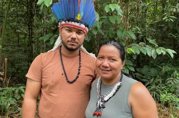 Retrato de uma mulher indígena com um colar de penas à direita e de um jovem indígena com uma coroa de penas à esquerda