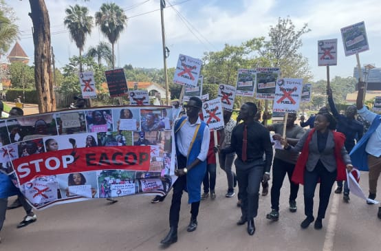 Estudantes fazem manifestação na Uganda contra o oleoduto EACOP