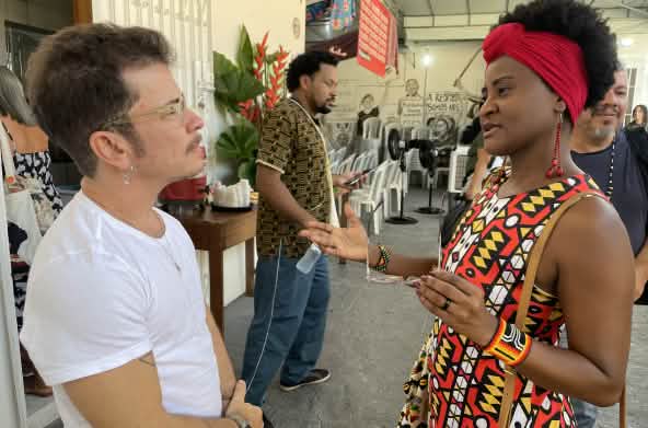 O Felipe Duran conversando com a Márcia Palhano
