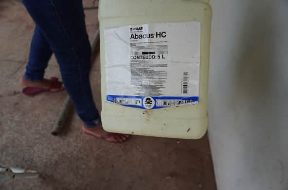 Frasco plástico branco vazio, com o nome do veneno Abacus escrito