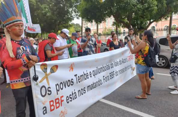 Comunidades indígenas e quilombolas protestam contra a expansão da monocultura do dendê com a faixa "A BBF está nos matando. Fora BBF do nosso território".
