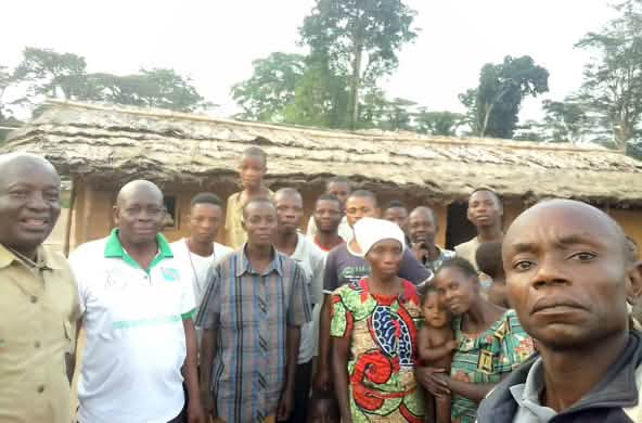 Membros da RIAO-RDC com moradores da comunidade Bongemba / Yahuma