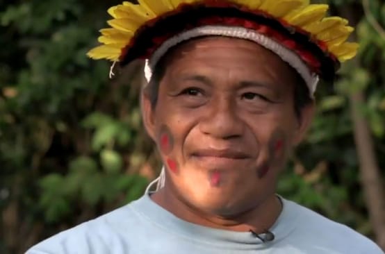 Retrato do líder indígena Sarapo Ka'apor com cocar
