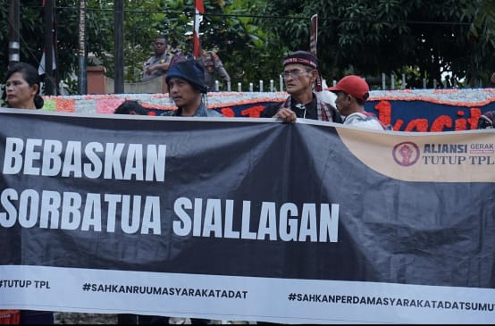 Faixa com "Liberdade para Sorbatua Siallagan" Aliança Tutup TPL = fechar a Toba Pulp Lestari