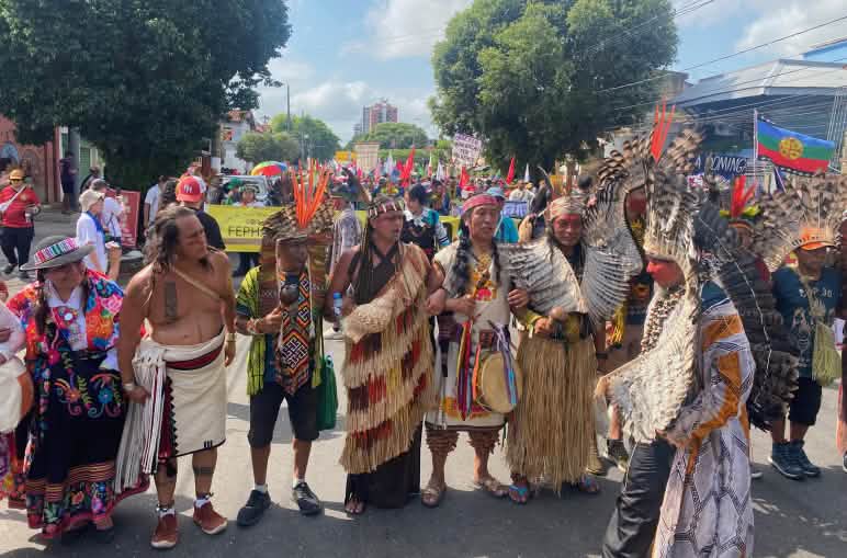Diferentes povos indigenas unidos em protesto em Belém