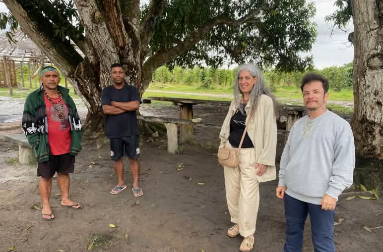 Quatro pessoas na frente de uma mangueira