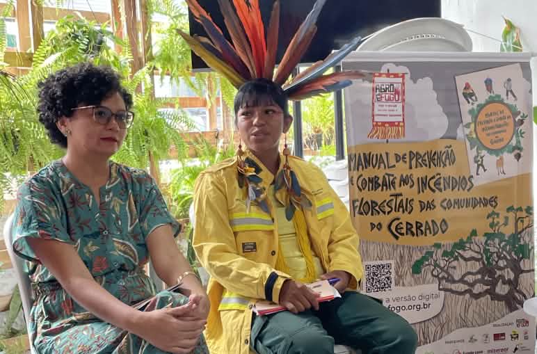 Dois membros da Articulação Agro é Fogo durante um evento de apresentação do Manual de Combate a Incêndios no Cerrado Brasileiro, na Cúpula dos Povos no Brasil, em Belém, em novembro de 2025