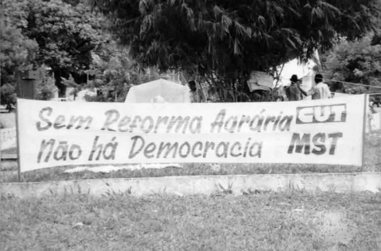 Faixa estendida com a frase "Sem reforma agrária não há democracia"