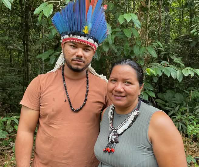 Retrato de uma mulher indígena com um colar de penas à direita e de um jovem indígena com uma coroa de penas à esquerda
