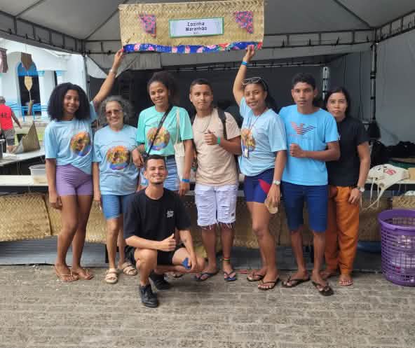 Oito jovens, cinco mulheres e um homem, aparecem perfilados e sorrindo para a foto. Quatro deles usam camisetas iguais do congresso nacional da CPT