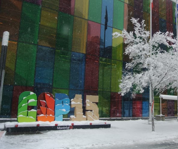 Logotipo da COP-15 na frente do Centro de Convenções em Montreal
