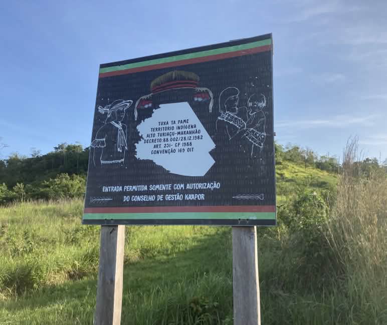 Placa do Conselho de Gestão Kaapor no limite do território indígena TI Alto Turiacu Placa do Conselho de Gestão Kaapor no limite do território indígena TI Alto Turiacu