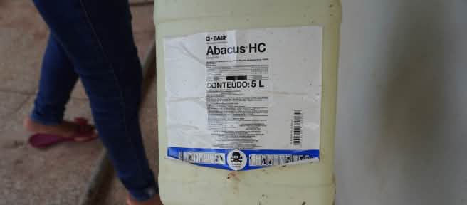 Frasco plástico branco vazio, com o nome do veneno Abacus escrito