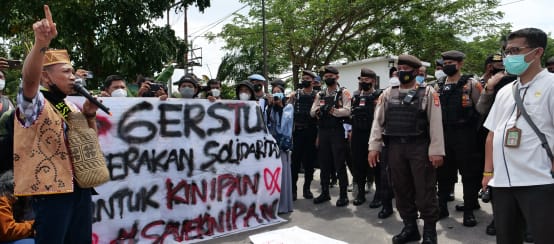 Protesto dos cidadãos de Kinipan em Borneo diante do Tribunal de Palangkaraya (2022)