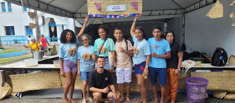 Oito jovens, cinco mulheres e um homem, aparecem perfilados e sorrindo para a foto. Quatro deles usam camisetas iguais do congresso nacional da CPT