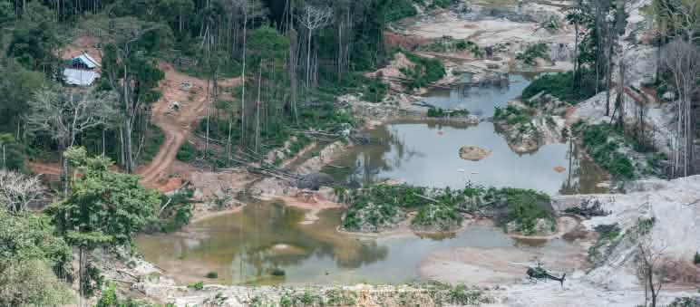 Vista aérea de mineração ilegal do ouro na Amazônia brasileira