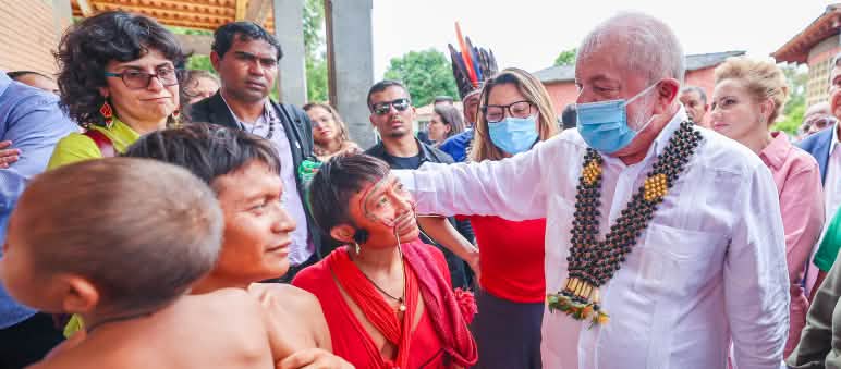Lula visitando a Casa da Saúde Yanomami