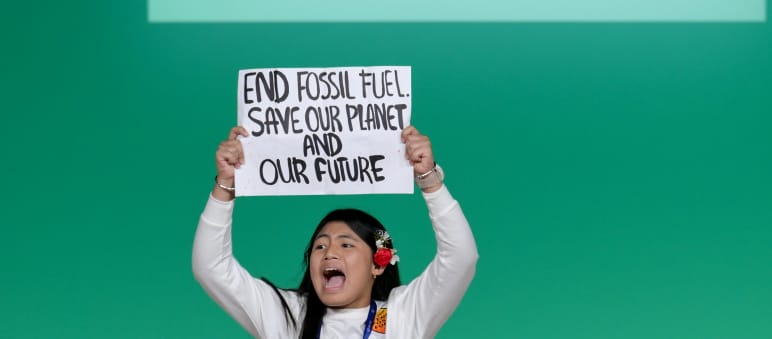 Protesto durante a COP 28: End fossil fuel. Save our planet and our future Protesto durante a COP 28: End fossil fuel. Save our planet and our future