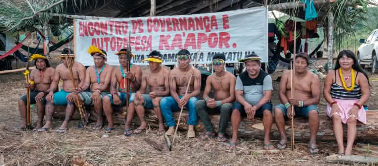 Kaapor fazendo reunião na floresta amazônica