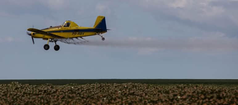 Fumigación aérea con agrotóxicos en el estado brasileño de Maranhao Avión en vuelo fumiga con agrotóxicos en el estado brasileño de Maranhao