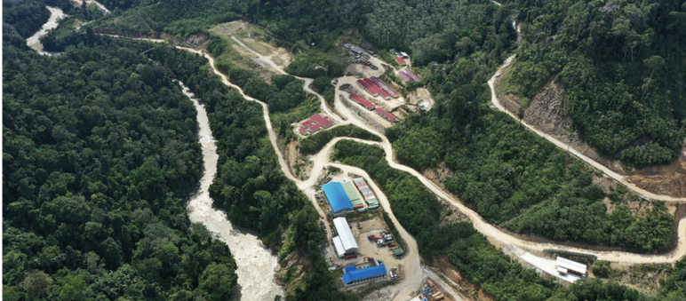 Obra de construção em floresta à beira-rio