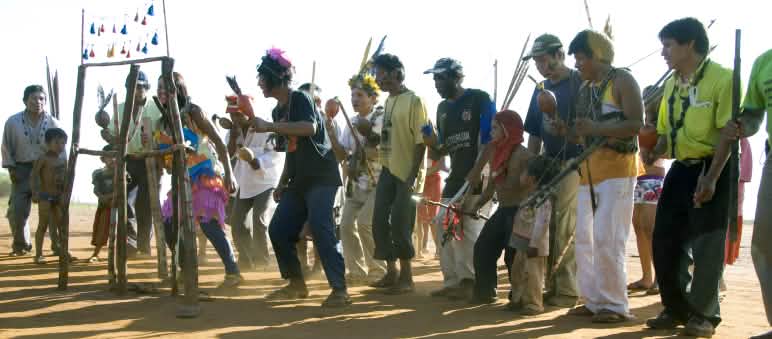 Indígenas Guarani representando dança tradicional, Brasil. © Fiona Watson/Survival Eine Gruppe von indigenen Männern bei einem Ritual