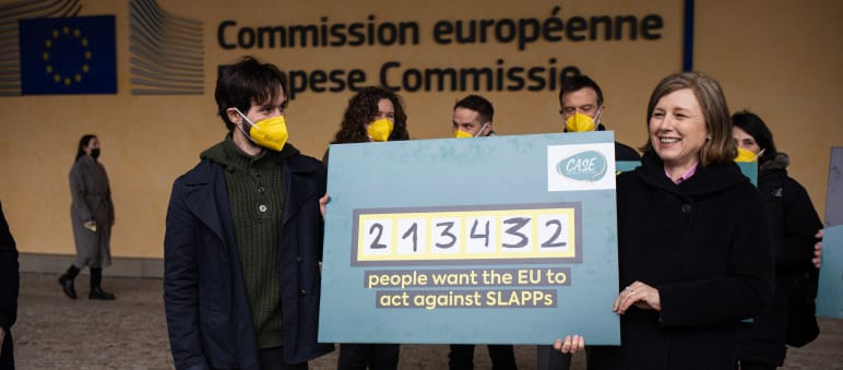 Comissária Europeia Věra Jourová (à direita) recebe a petição Comissária Europeia Věra Jourová (à direita) recebe a petição