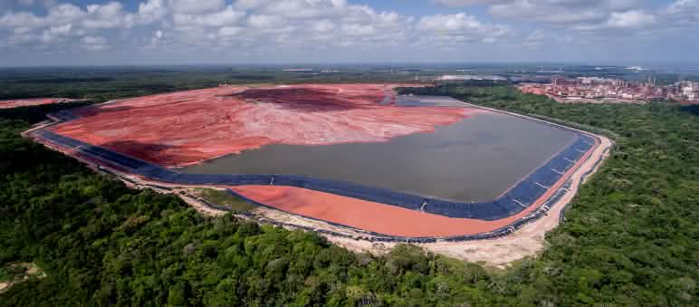 Fotografias aéreas de depósito de lama vermelha tóxica da Hydro Alunorte na Amazônia