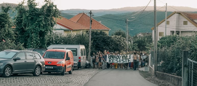 Participantes do Acampamento em Defesa do Barroso, em Covas do Barroso, Portugal, se manifestam pelos passeios da aldeia com uma faixa na qual se lê "Barroso vive e resiste"