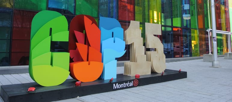 Logotipo da COP-15 na frente do Centro de Convenções em Montreal