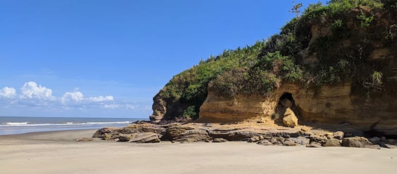 Praia e falésias na Ilha do Cajual