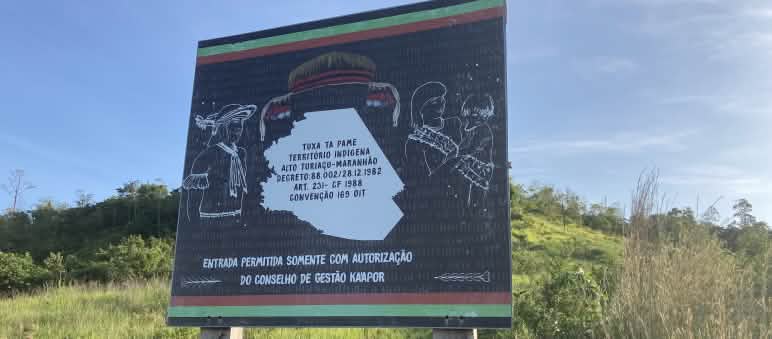 Placa do Conselho de Gestão Kaapor no limite do território indígena TI Alto Turiacu