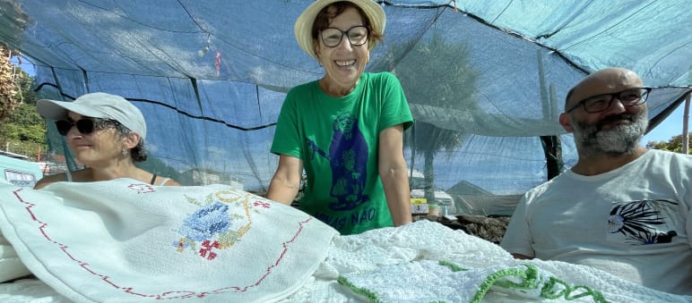 A Sra. Albina, de Covas do Barroso, mostra-nos alguns de seus trabalhos de crochê - Enquanto as máquinas da mineração são bloqueadas, faz-se crochê
