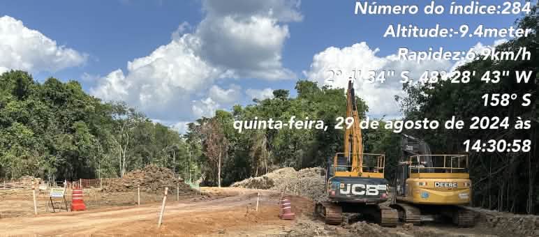 Obra de construção com duas escavadeiras na floresta amazônica