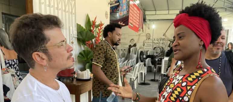 O Felipe Duran conversando com a Márcia Palhano