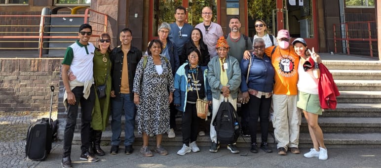 Grupo de visitantes em frente do Instituto Latino-Americano da Universidade Humboldt, em Berlim